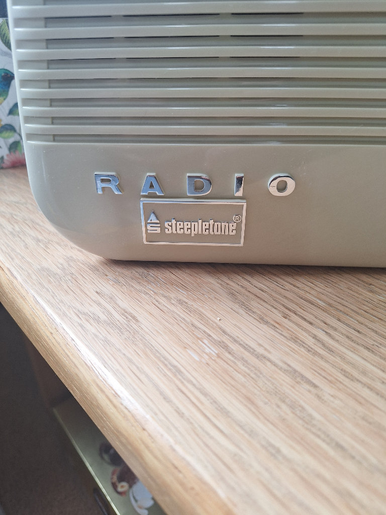 Steepletone 'Brighton' cream coloured Radio