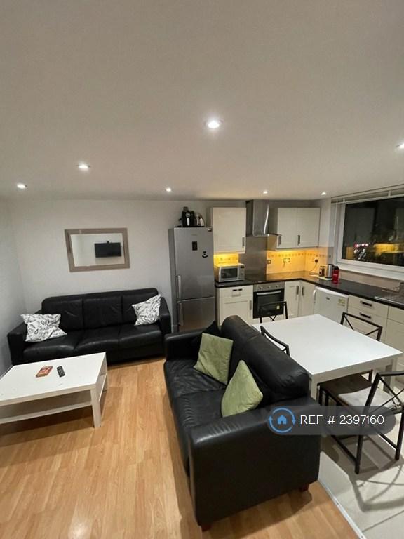 4 bedroom flat in Garratt Lane, London, SW17 (4 bed) (#2397160)