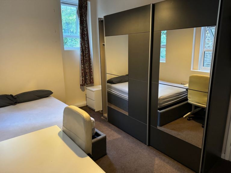 Large double room near Kilburn, 3 mins walk from the underground. clean flat.