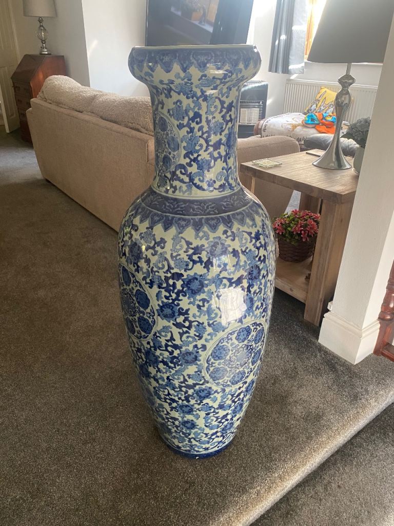 Beautiful Vintage Chinese Floral Pattern Porcelain Vase Approx. 107 Cm Tall