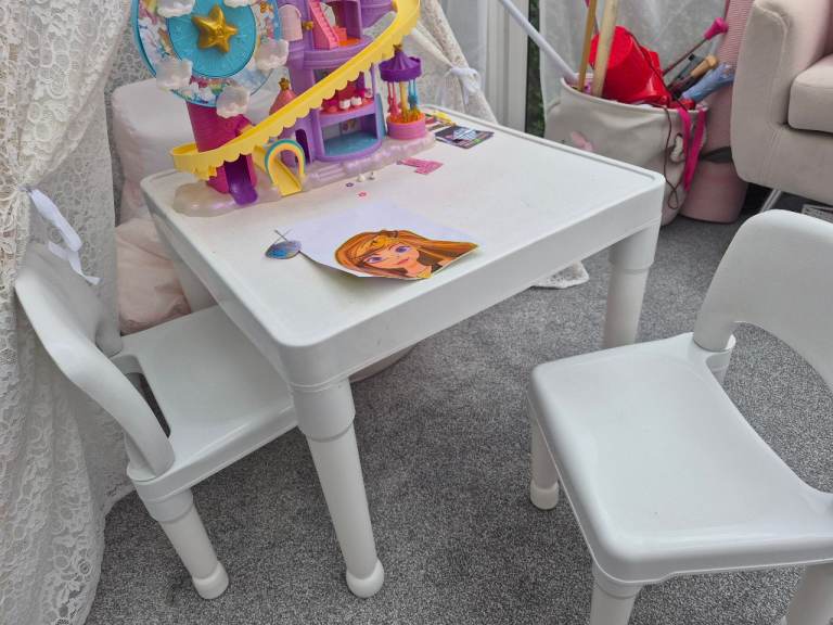 Kids table with 2 chairs