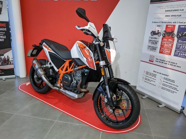 2016 KTM 690 DUKE WHITE AKRAPOVIC TITANIUM EXHAUST RECENT TYRES SUPERB BIKE