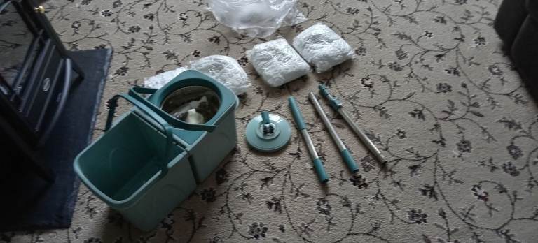 Spin split mop and 4 heads