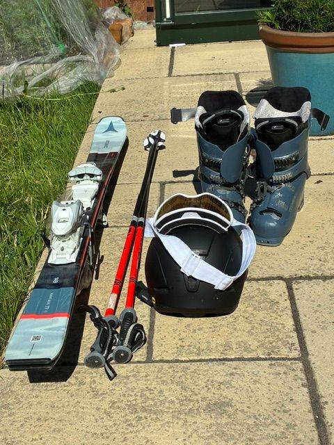 Downhill ski set barely used (£100)