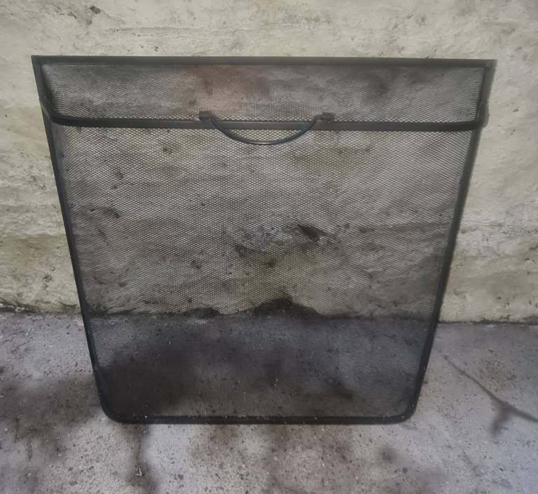 Black Metal Fireplace Spark Guard Fire Screen Mesh Dome Guard with Handle 64cm