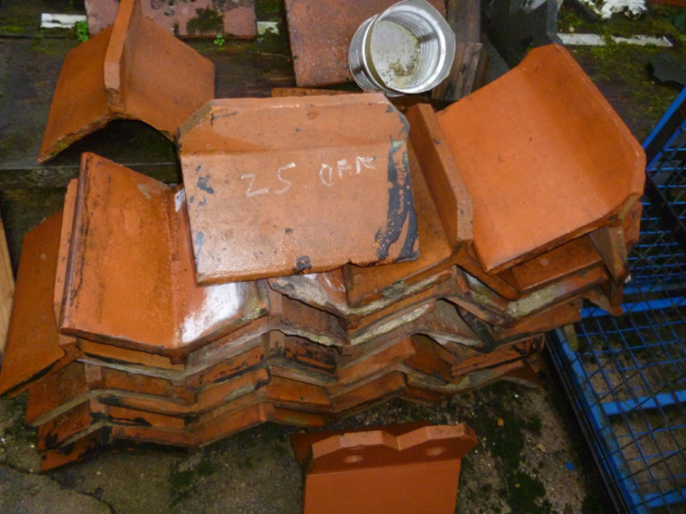 Reclaimed ridge tiles Roof ridge tiles Large amounts 