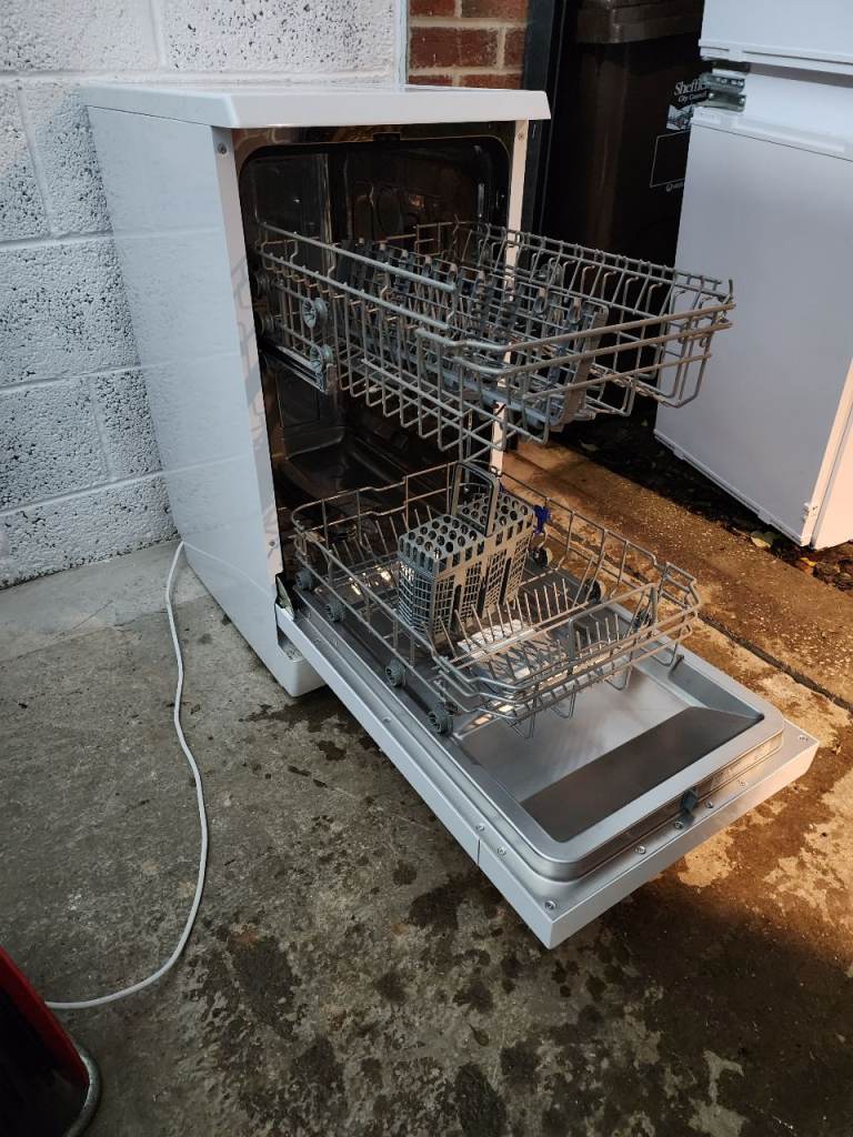 LOGIK Slimline Dishwasher " BRAND NEW "