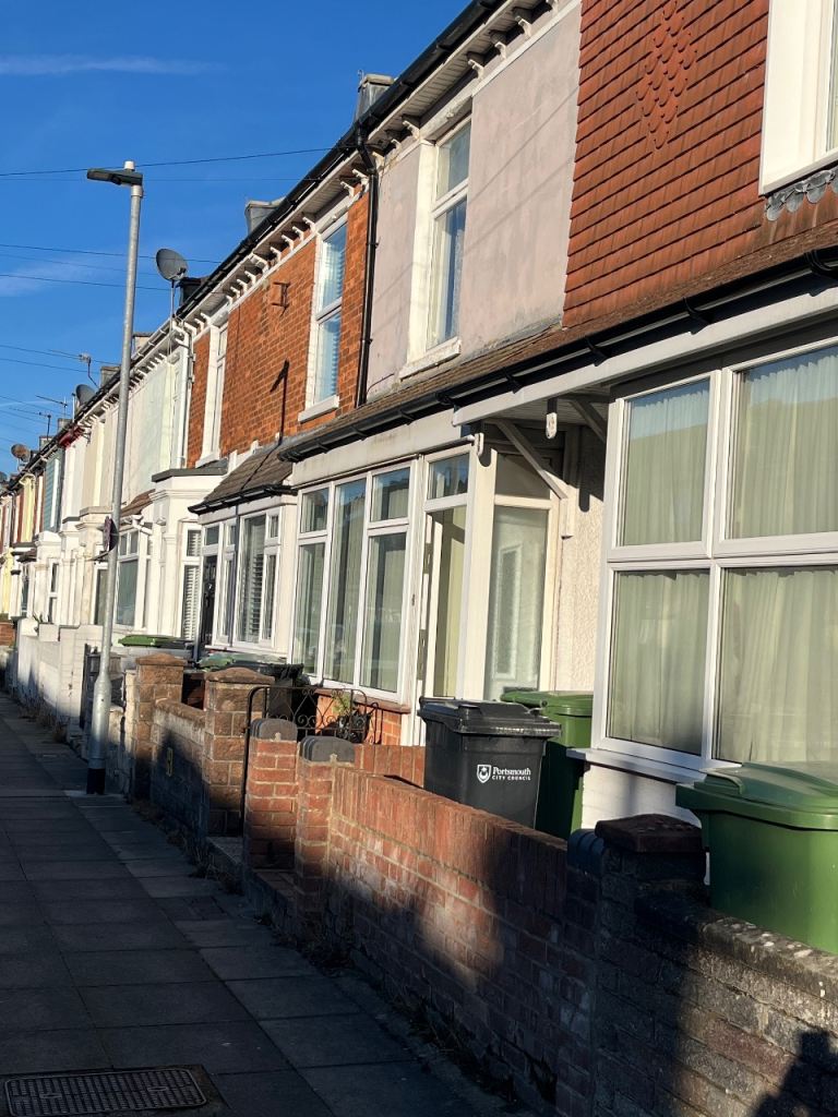 2/3 beds house to let