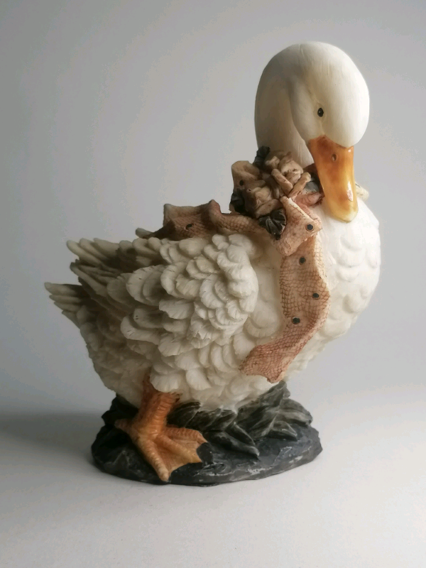 Vintage sculpture 7-inch. Decorative, collectible swan. 