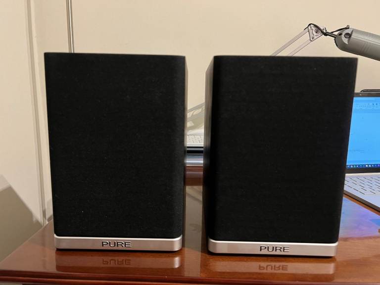 Pair of Bookshelve Bass Reflex loudspeakers in very good condition