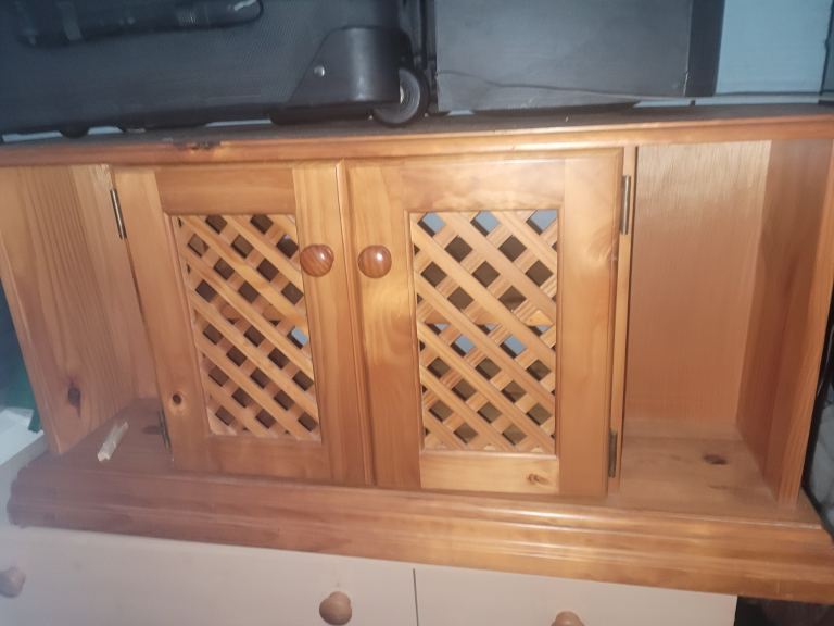 Pine Wood TV Unit with Lattice Doors – Good Condition