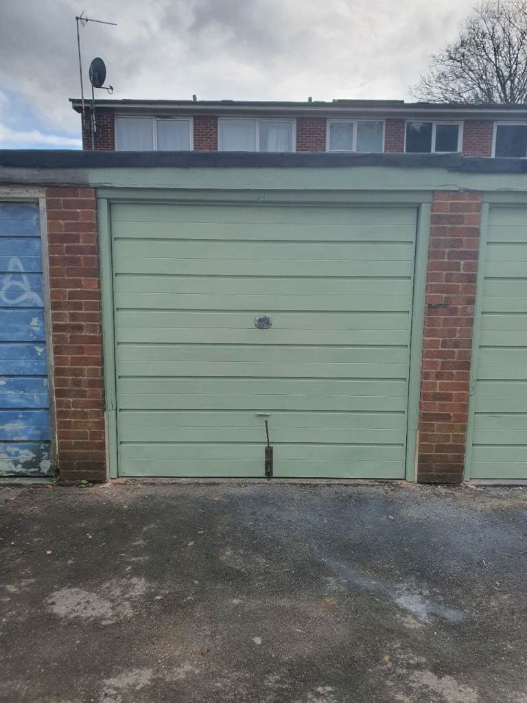 Garage to Let, St Denys