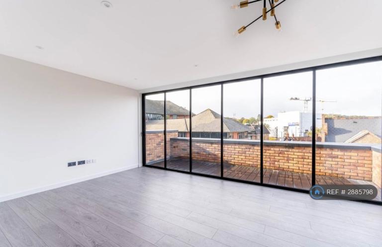 2 bedroom flat in High Street, Purley, CR8 (2 bed) (#2885798)