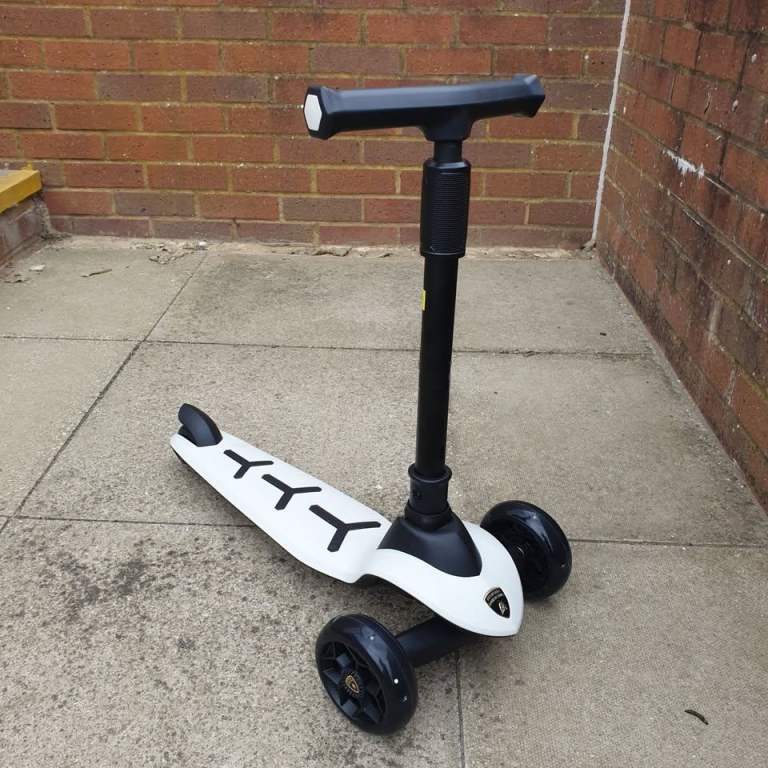 New Lamborghini Kids Foldable 3-Wheel Kick Scooter with Flashing Lights on wheels. No Box.