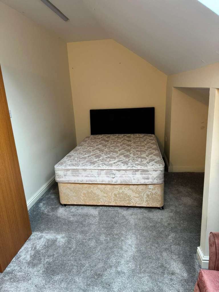 Top Floor Room to rent in Smethwick area on shared basis