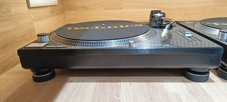 Technics 1210mk2 turntables pair, with Ortofon Carts and stylus