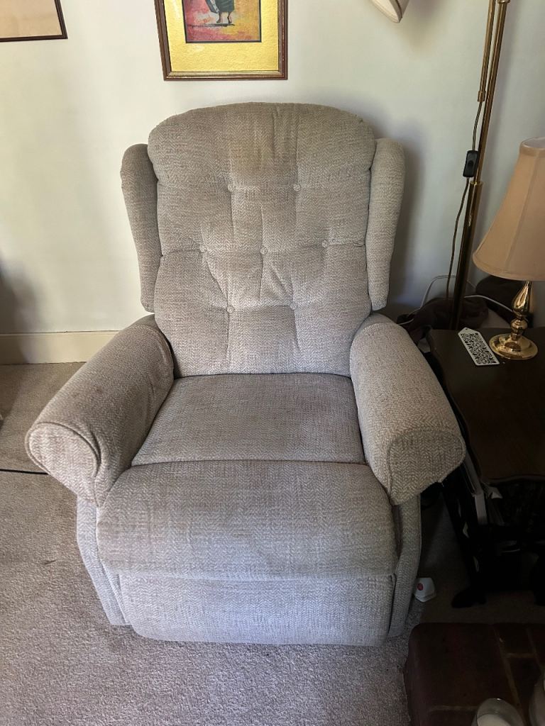 Electric recliner/lift & rise chair