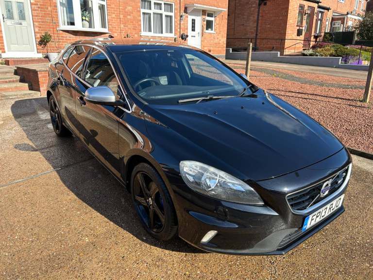 VOLVO V40 R-DESIGN , LOW MILES, CHEAP TO INSURE AND TAX, HIGH SPEC 