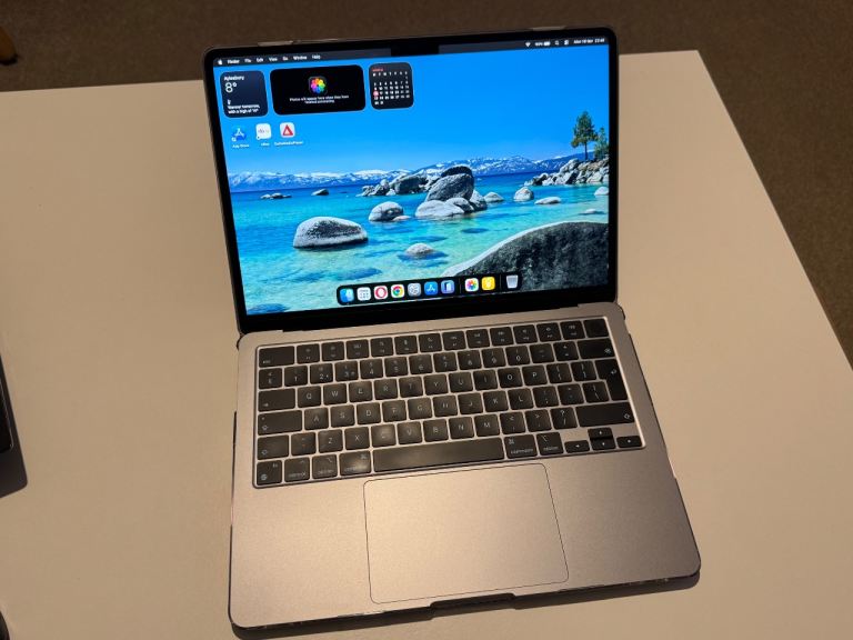 MacBook Air M2 2022 -  in excellent mint condition!!!