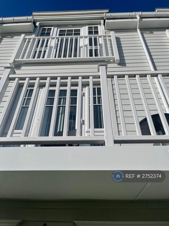 4 bedroom house in Londwater Avenue, Reading, RG2 (4 bed) (#2752374)