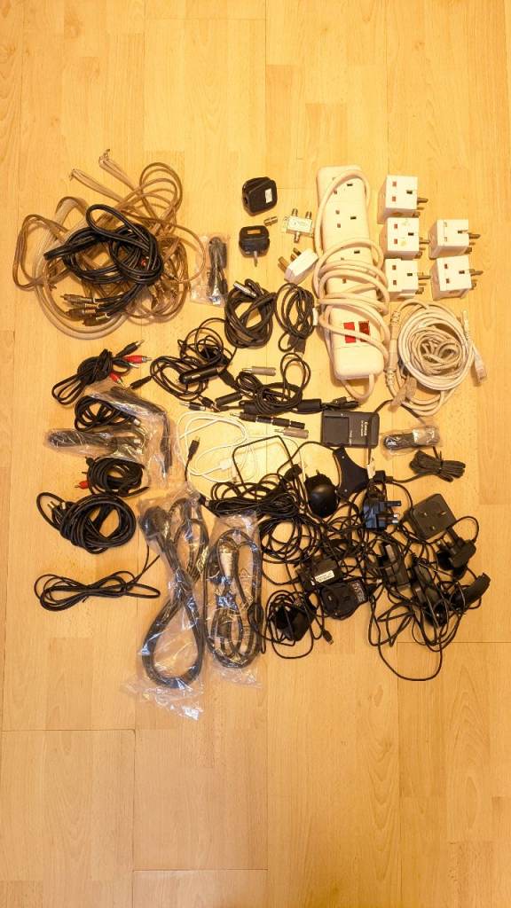 LARGE COLLECTION OF CABLES, ADAPTERS AND CHARGERS