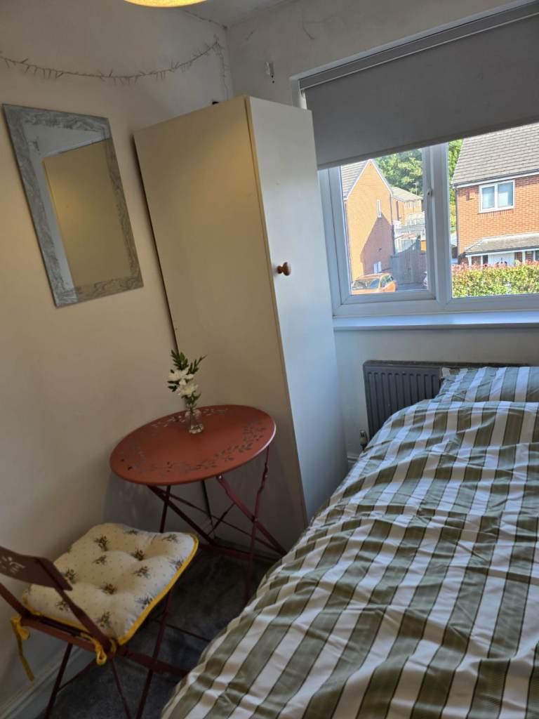 2 single rooms for rent at shared house in Stoke-on-Trent 