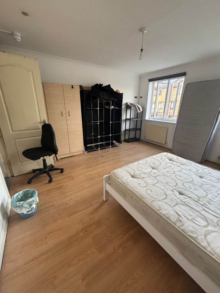 sharing room available 