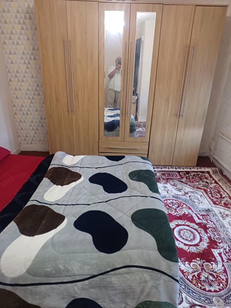 Full size room for rent 