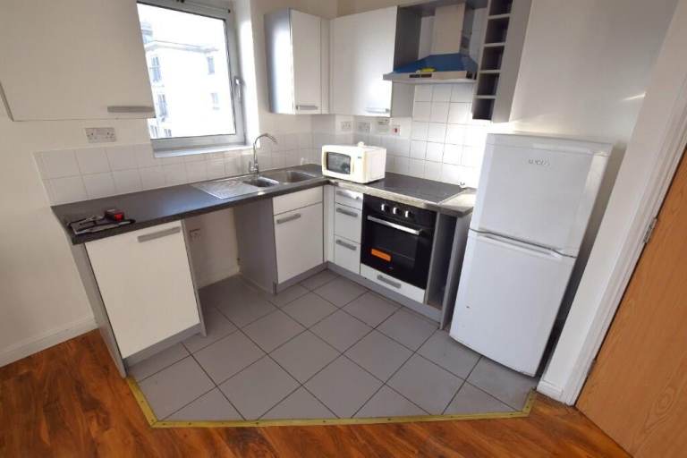 Double Bed Space Room - City View Ilford IG1 1NL