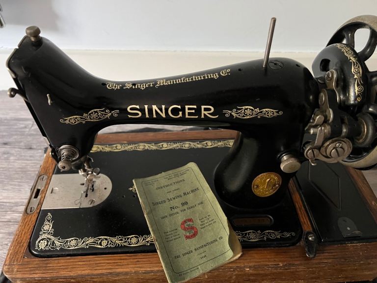 Antique Singer No 99 hand crank sewing machine