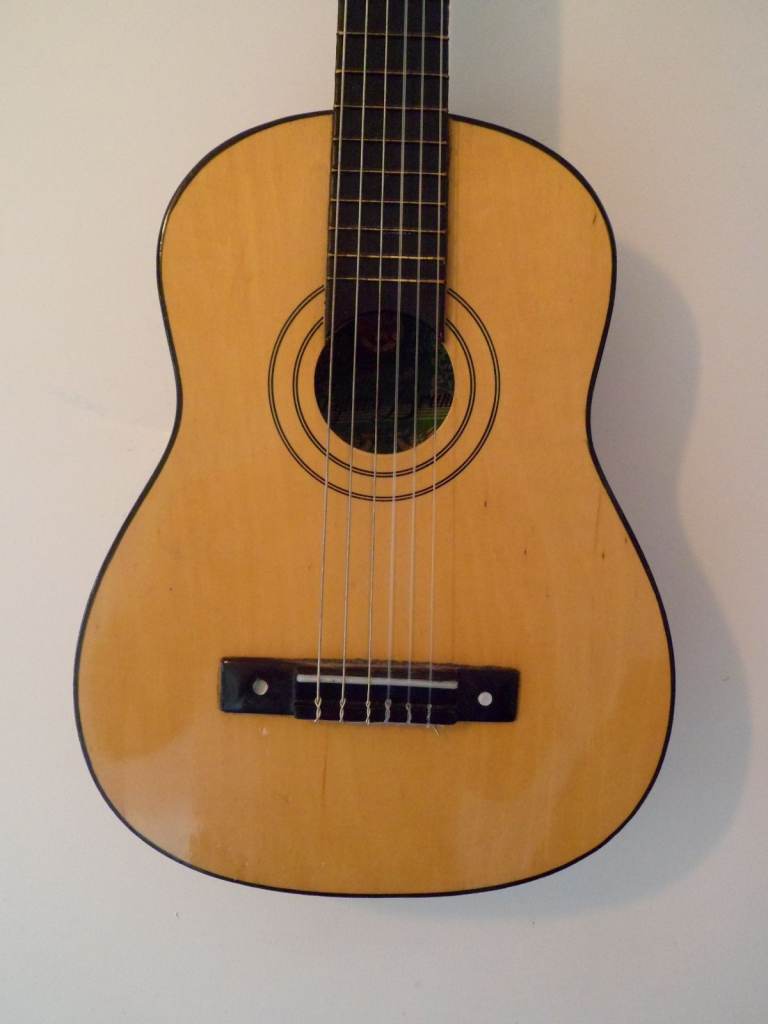 ** Small  childs  1/2 size classical guitar **