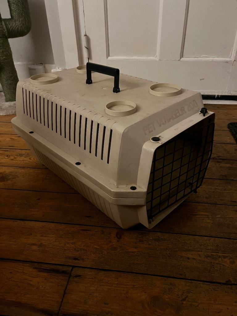 Large cat carrier or small dog carrier