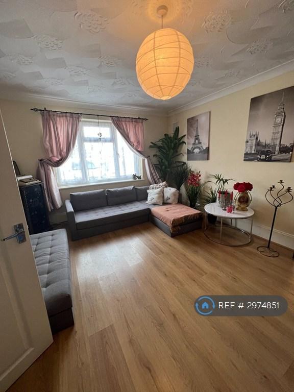 4 bedroom house in Basingstoke Road, Reading, RG2 (4 bed) (#2974851)