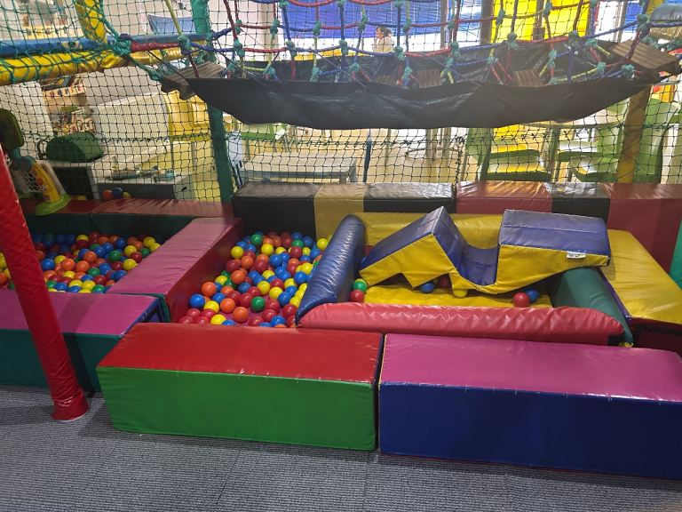 Large Soft Play Area with Ball Pit and Slides – Good Condition