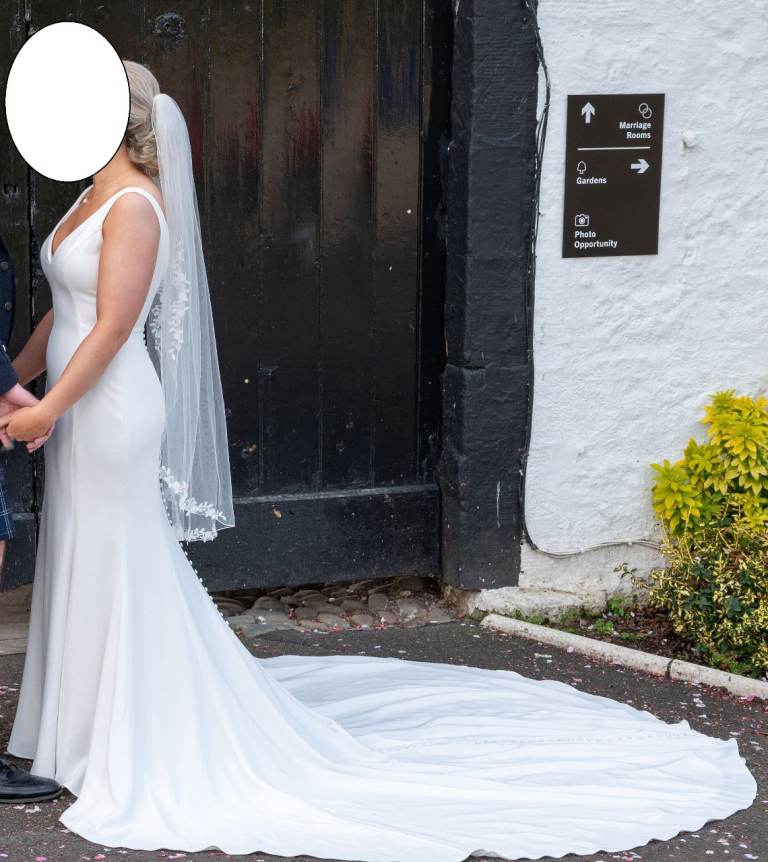 Long, Beautiful Bridal Veil with Lace Detail – As Good As New