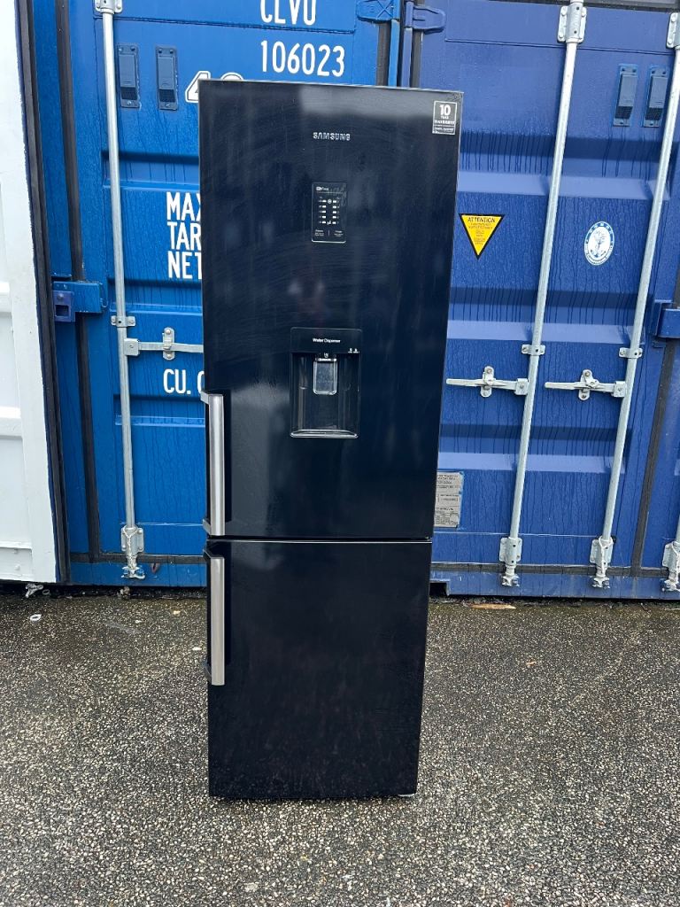 image for SAMSUNG LARGE FRIDGE FREEZER FOR SALE 