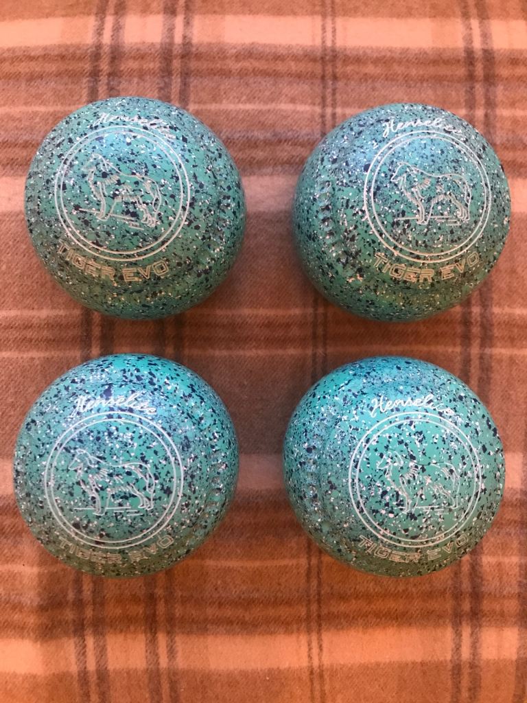 Henselite Tiger “Evo” MEGA GRIP 4H WB29 bowls. sheepdog motif. VGC.