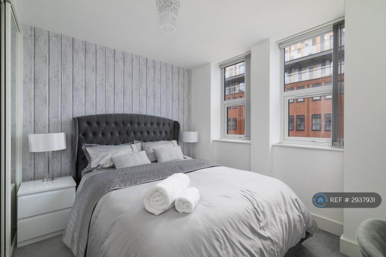 2 bedroom flat in Mercury Gardens, Romford, RM1 (2 bed) (#2937931)