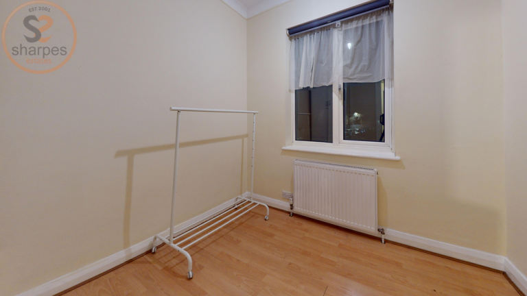 1 bedroom in Room 4, Beddington Lane, Croydon, Greater London