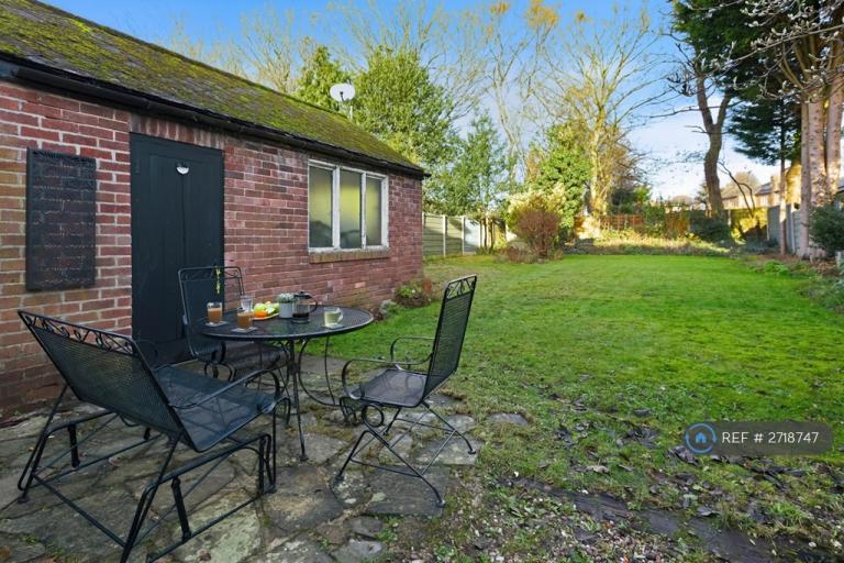 1 bedroom in Lullington Road, Salford, M6 (#2718747)