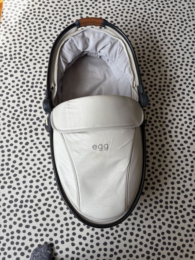 Egg carry cot with rain cover 