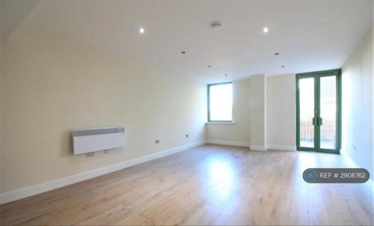 1 bedroom flat in Bellvue Court, Hounslow, TW3 (1 bed) (#2908762)