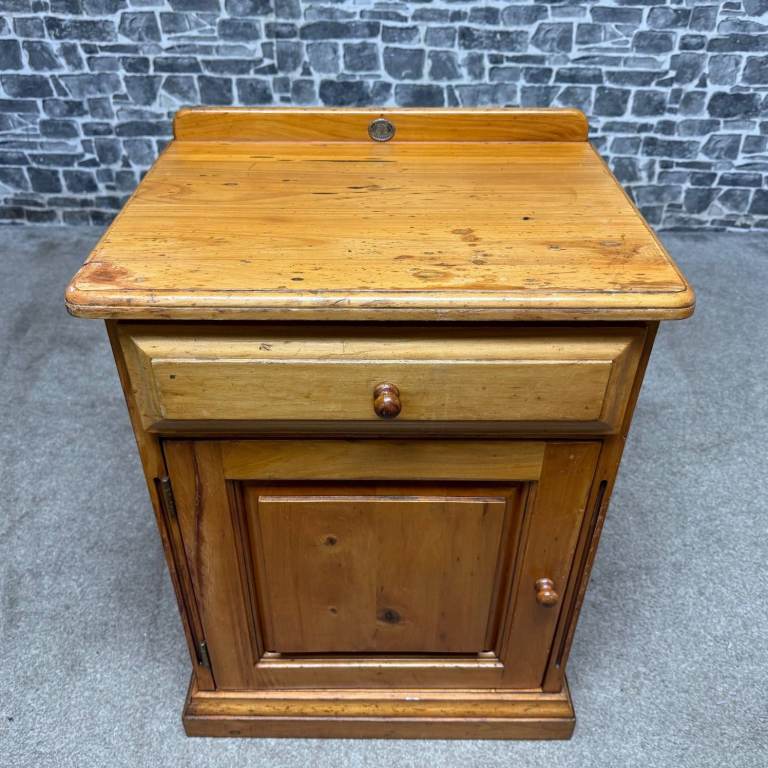 Country Collectibles Pine Bedside Cabinet – Drawer & Cupboard Storage