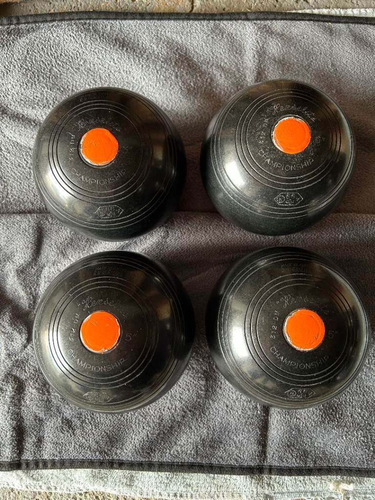 Henselite Lawn Bowls - set of 4 in excellent condition