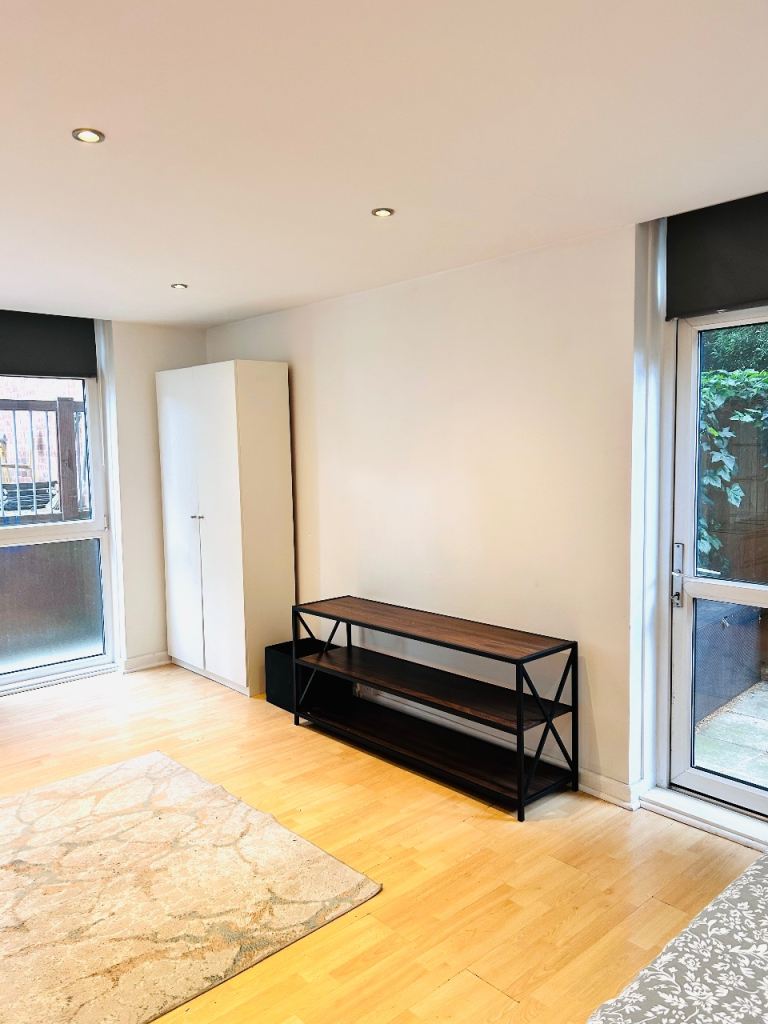 NW8 Huge Double room with 2 private patio gardens suit single or couple on famous Abbey rd NW8