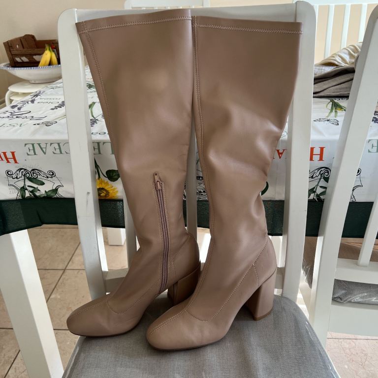 Knee boots
