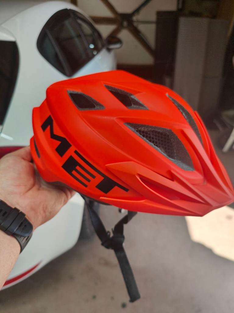 MET Cycling Helmet 52cm - 57cm 