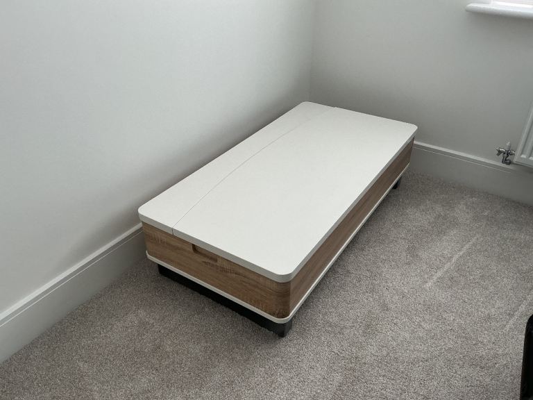 Coffee table with extendable shelf