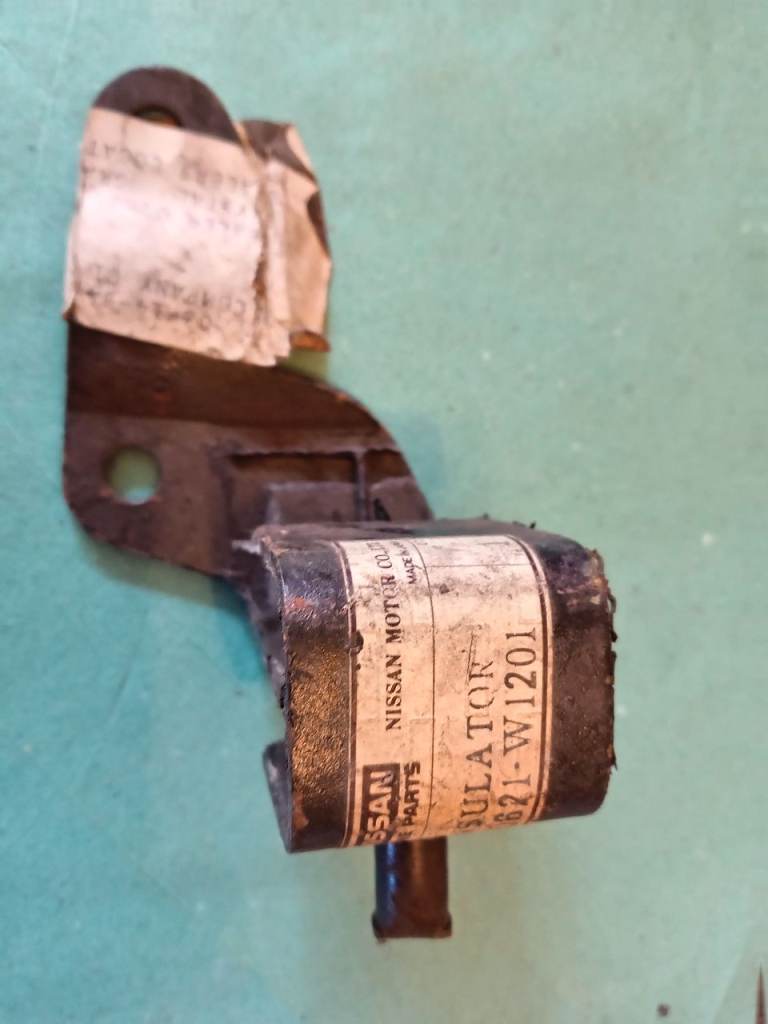 Nissan Bluebird 910 exhaust mounting 20621-W1201