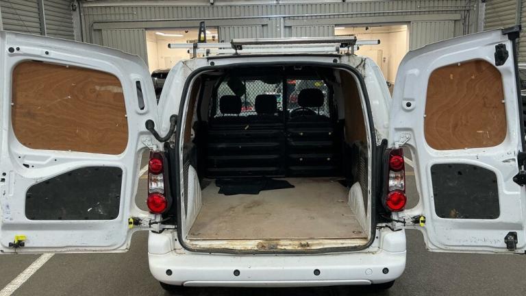 2018 Peugeot Partner 850 1.6 BlueHDi Professional - NO VAT TO PAY - SAT NAV - LOW MILES  PANEL VA...